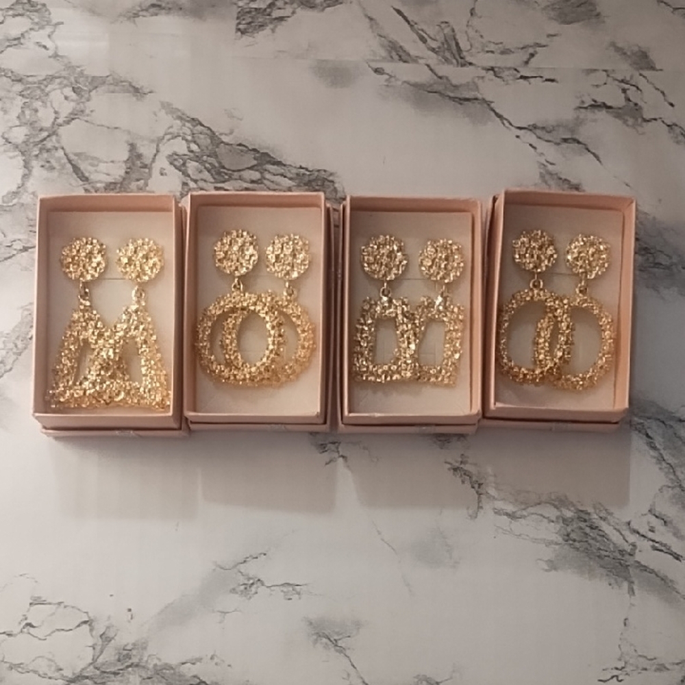 Elegant Gold Earrings Set